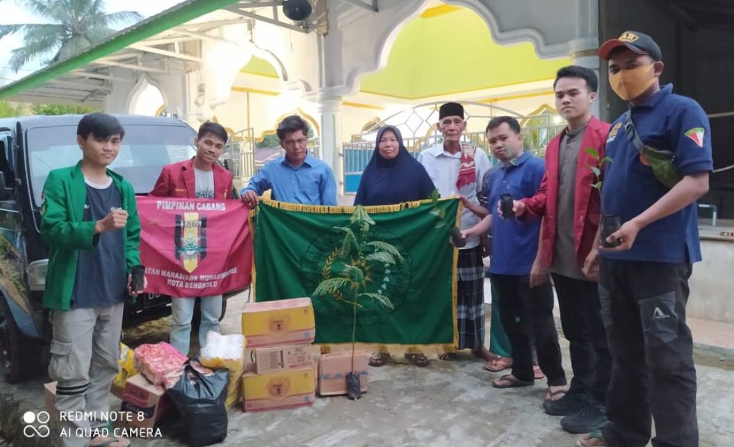 IMM Bengkulu dan BEM UMB Sambangi Korban Banjir Seluma, Bantu Sembako dan Bibit