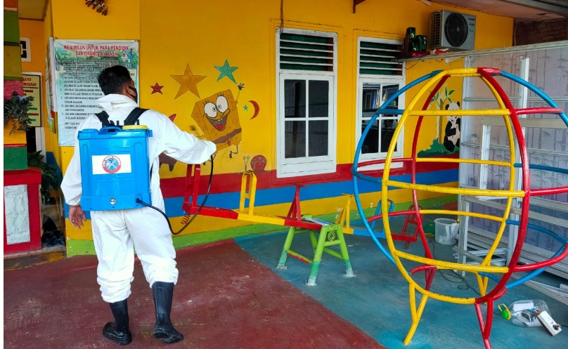 Tekan COVID-19, Satgas Aman Nusa Terus Lakukan Penyemprotan Disinfektan