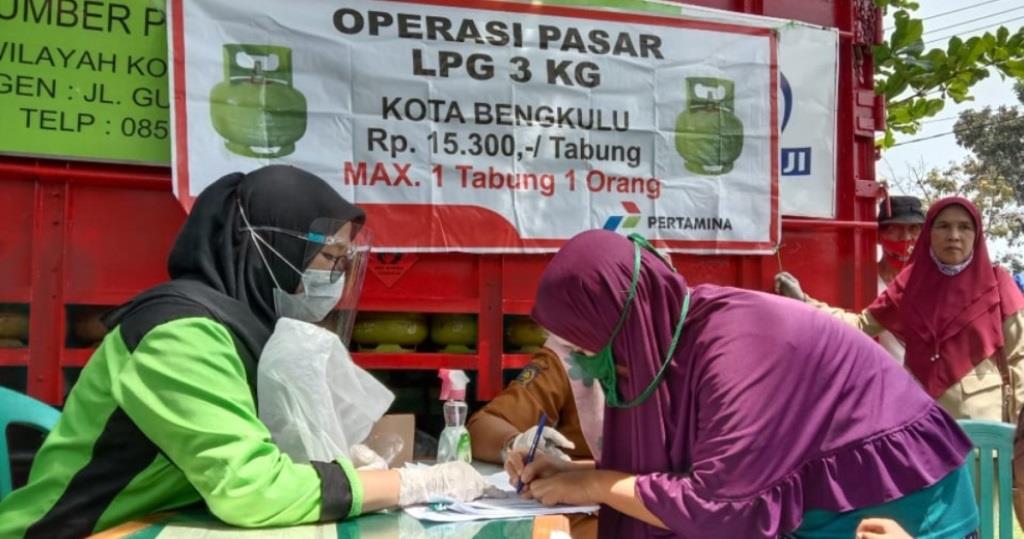 Antri Panjang Demi LPG 3 Kg, Warga Muara Bangkahulu Tetap Terapkan Protokol Kesehatan