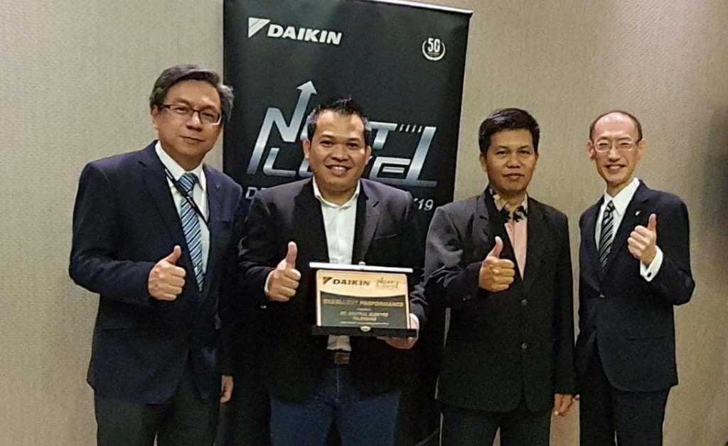 Central Elektro Bengkulu Raih Excellent Performance Daikin Award