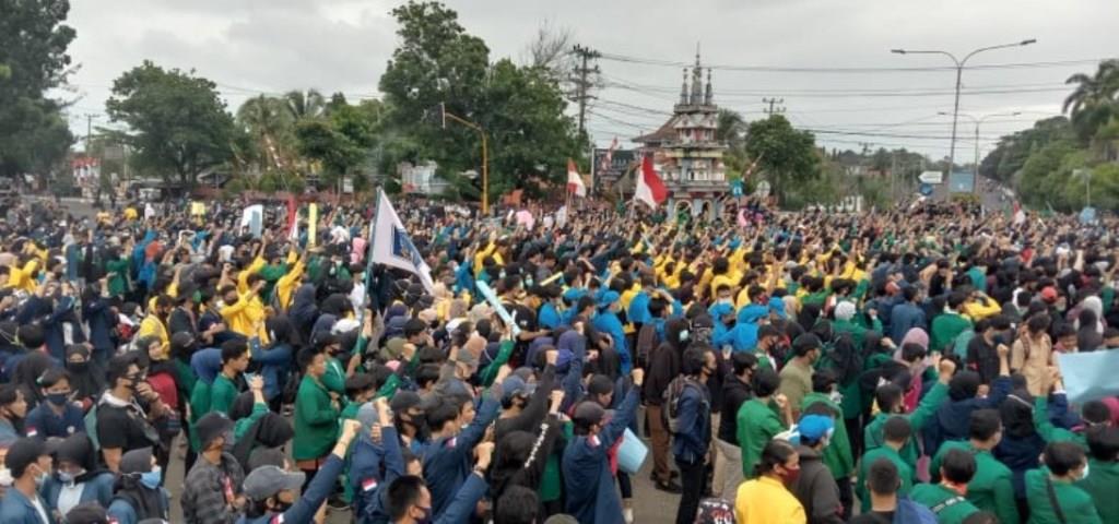 Ribuan Mahasiswa Bengkulu Kepung DPRD, Anak STM Disambut Tepuk Tangan