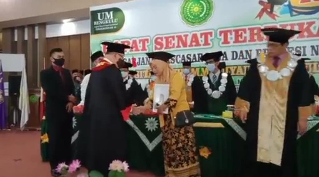 Kisah Haru Mahasiswa Meninggal Jelang Wisuda: Toga dipakai Sang Ibu, Rektor Tak Kuasa Tahan Air Mata