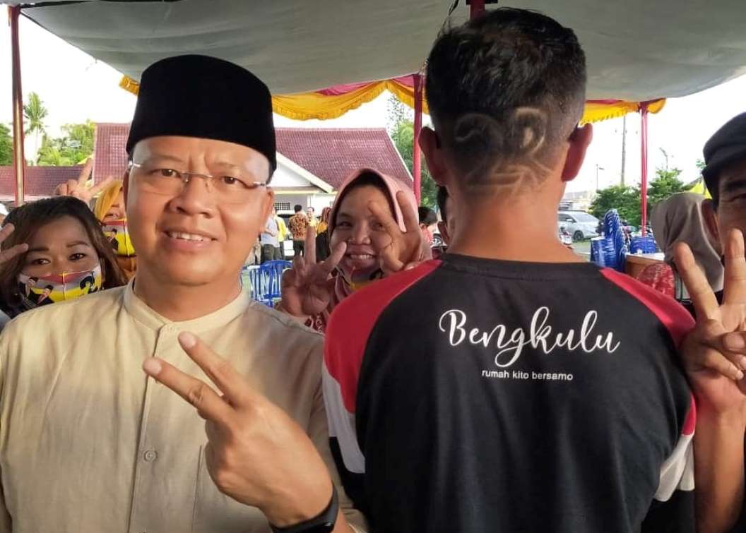 Kreatif untuk Sang Idola, Pemuda Ini Ukir Gaya Rambut Simbol Rohidin-Rosjonsyah