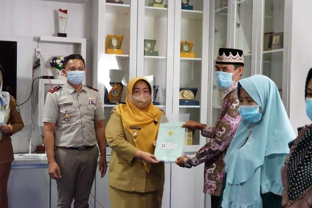 Plt Bupati Kepahiang Serahkan Sertifikat Tanah Kepada Masyarakat