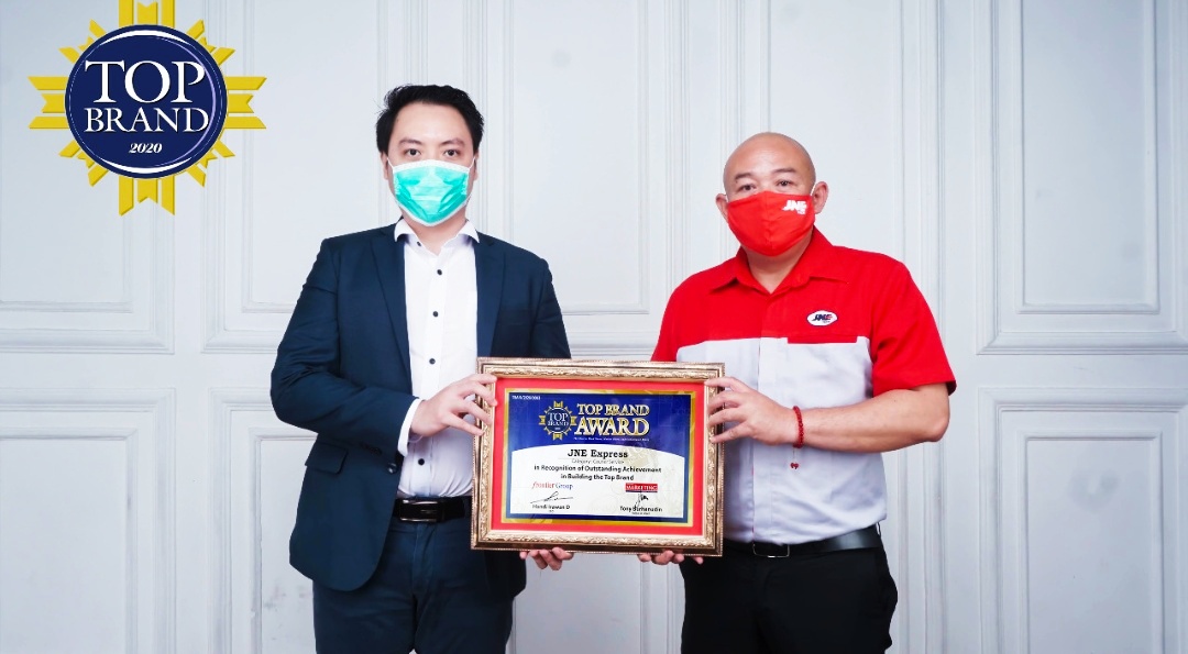 Ketujuh Kalinya, JNE Raih Top Brand Award Kategori Courier Service