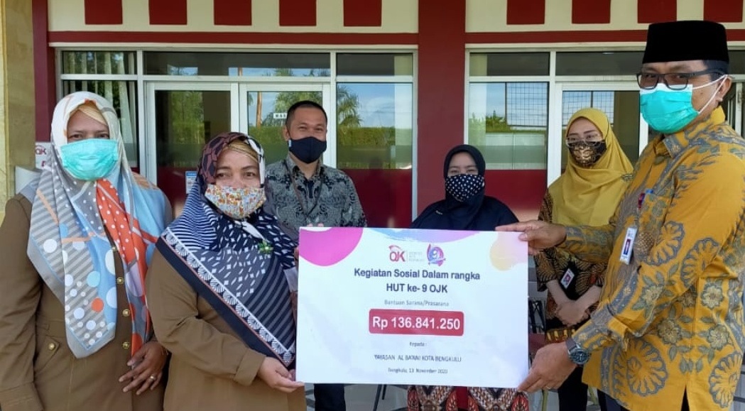 HUT ke-9, OJK Bengkulu Beri Bantuan Tunai Kepada Sekolah Madrasah