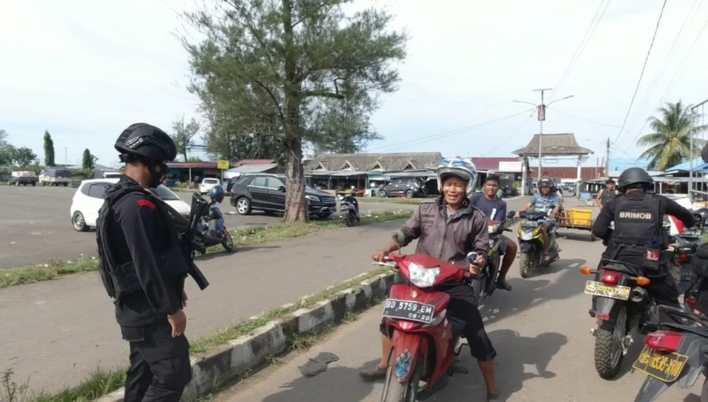 Patroli R2, Satbrimob Polda Bengkulu Tertipkan Masyarakat Pelanggar Prokes