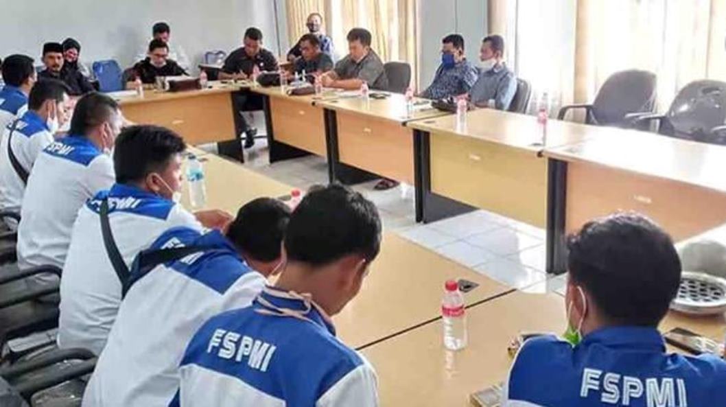 Curhat Soal Perusahaan, Puluhan Buruh Mukomuko Sambangi DPRD