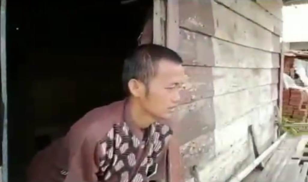 Sang Yatim yang Berjuang dari Gubuk untuk Gelar Sarjana