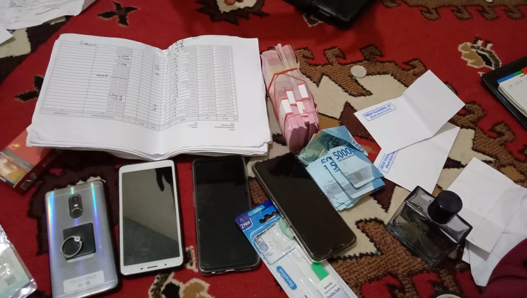 Bawa Uang Puluhan Juta dan Amplop Berstempel Nama Calon, ASN Kaur Ditangkap Warga