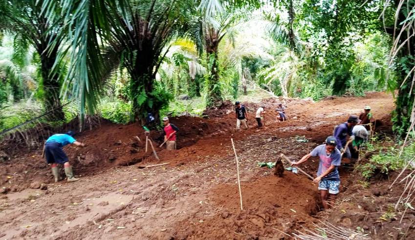Permudah Akses Warga, Pemdes Taba Tembilang Buka Jalan Baru