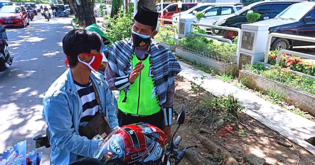 Polres Bengkulu Lakukan Cara Unik Imbau Warga Taati Aturan Lalin dan Prokes