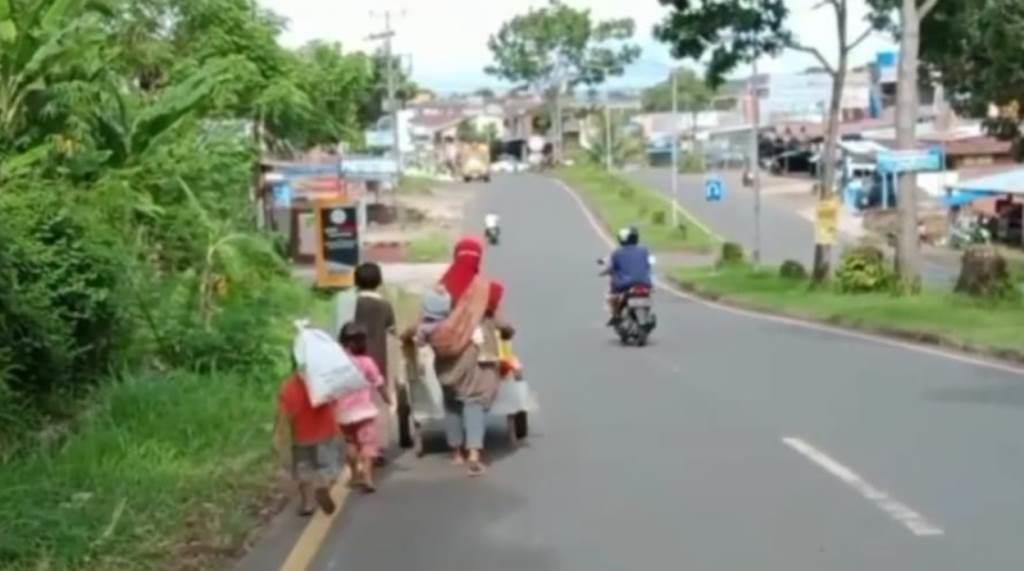 Cerita Ibu Fatimah, Hidup dengan 4 Anak Bersandar dengan Barang Bekas