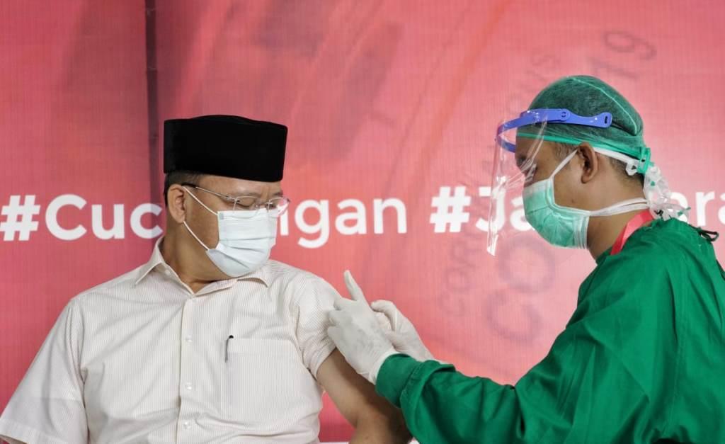 Gubernur Rohidin Divaksin Pertama