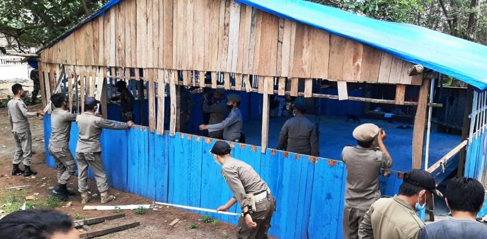 Belasan Warem di Kawasan Pantai Panjang Dirobohkan