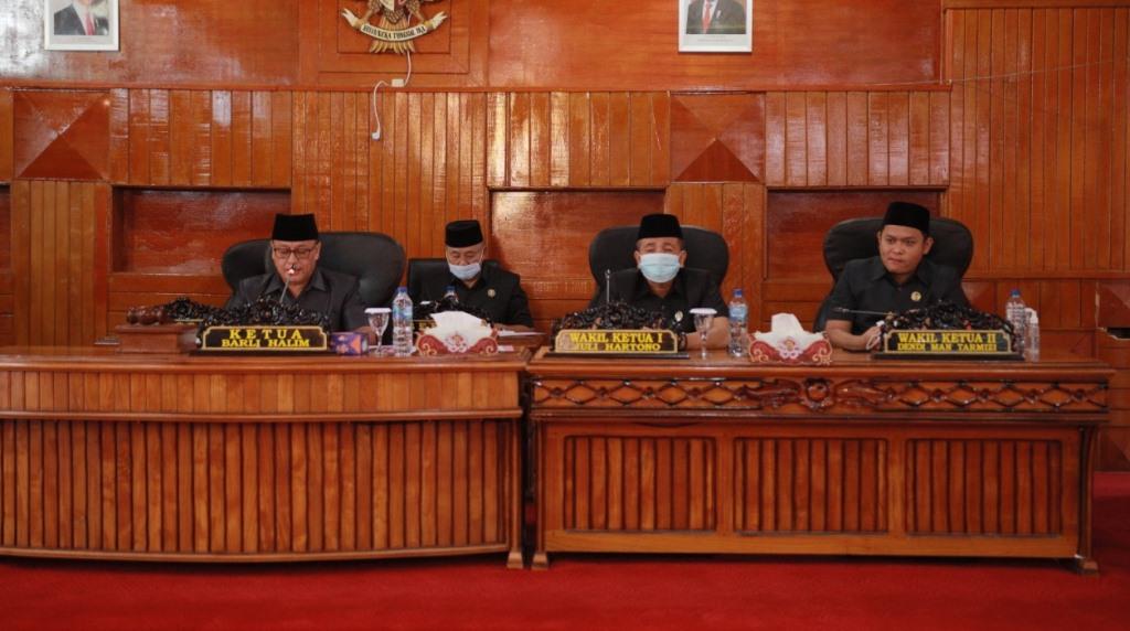 Rapat Paripurna DPRD Usulkan Pemberhentian Bupati & Wabup Bengkulu Selatan Periode 2016-2021