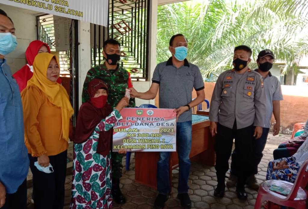 Desa Tungkal I Salurakan BLT Tahap 1 ke 76 KK Penerima Manfaat