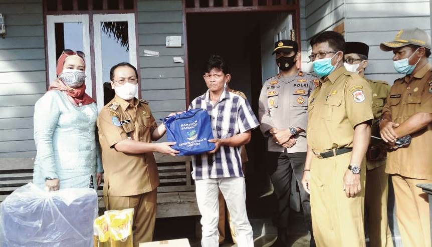 Hari Pertama Kerja, Bupati Sapuan Turun Lapangan Sambangi Korban Kebakaran