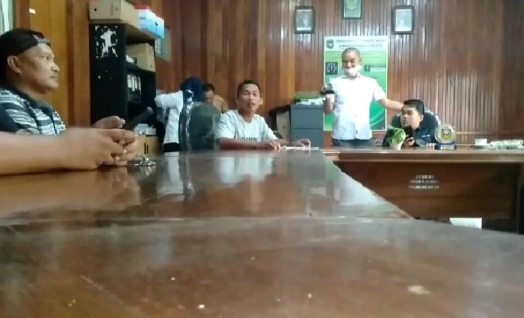 Boyong Istri & 11 Orang Perangkat Desa ke Jakarta, Pjs Kades Kemang Manis Diadukan Warga