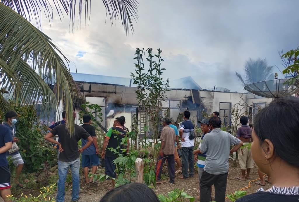 Respon Cepat Damkar Bengkulu Selatan Jinakan Api yang Melahap Rumah Warga