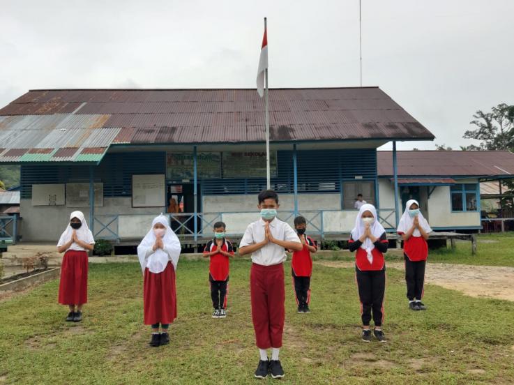 Lakukan "Salam Perpisahan" Dengan Anak-Anak SD 