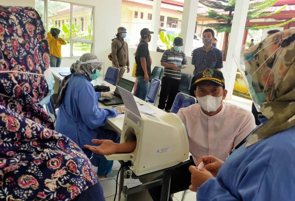 Jalani Vaksinasi Covid-19, Ketua DPRD Seluma Disuntik Dosis Pertama