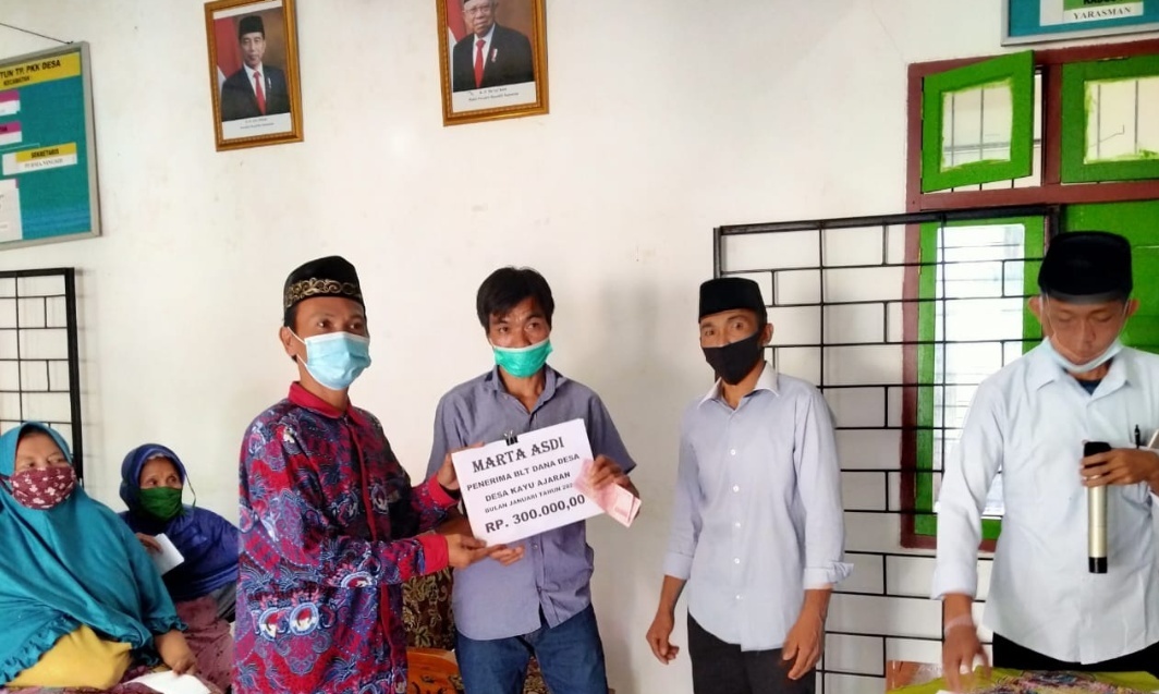 Pemdes Kayu Ajaran Salurkan BLT DD Tahap I Tahun 2021