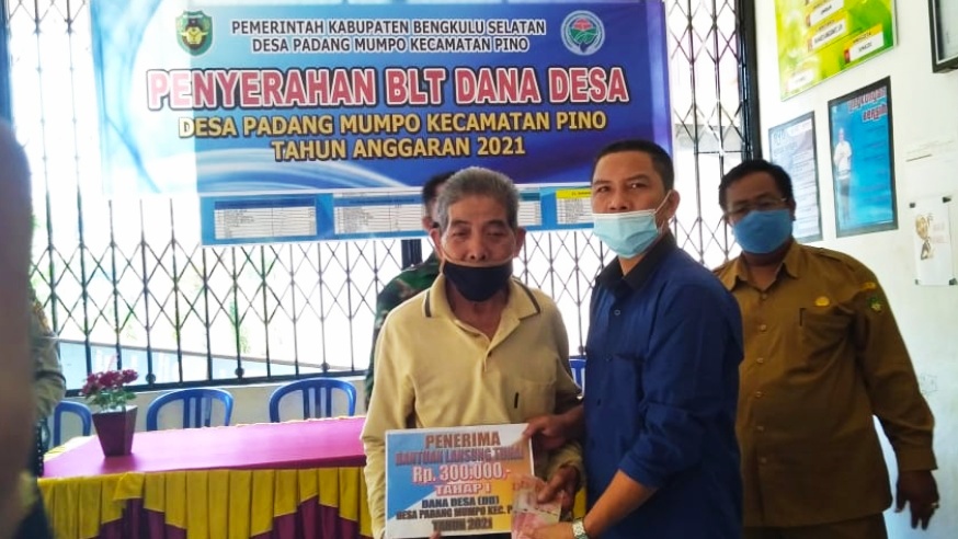 Pemdes Padang Mumpo Salurkan BLT DD Tahap Pertama Tahun 2021