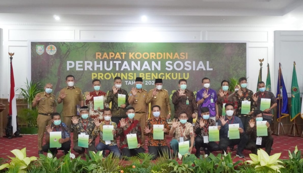 Belasan KTH Terima SK Hijau Perhutanan Sosial