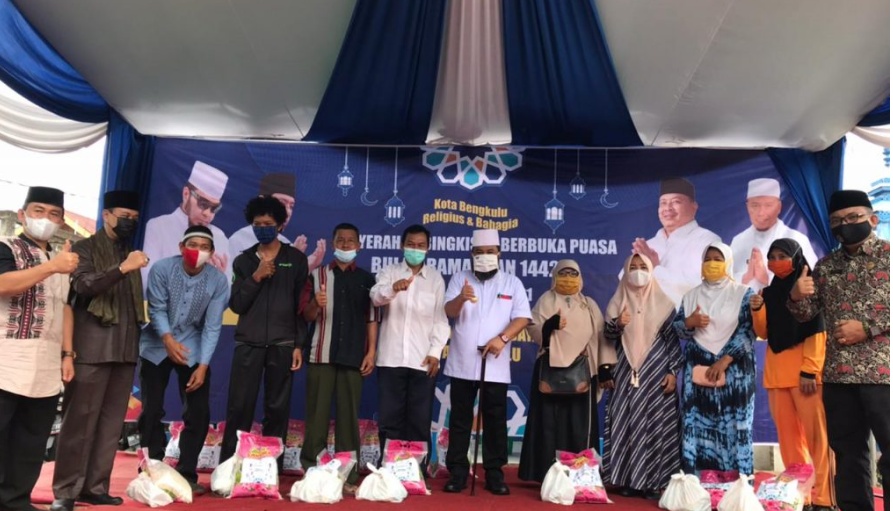 Berkah Ramadhan, Perumda Tirta Hidayah Berbagi 1000 Bingkisan Berbuka Puasa
