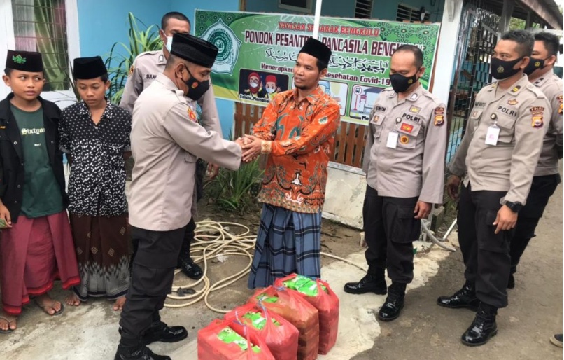 Peduli Sesama, Polda Bengkulu Bagikan Ratusan Takjil Berbuka Puasa