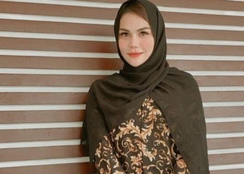 Puasa Perdana Artis Indonesia yang Baru Saja Mualaf