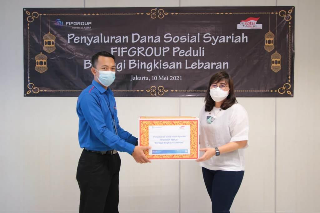 FIF GROUP Salurkan Bingkisan Lebaran untuk Masyarakat Sekitar dan Mitra