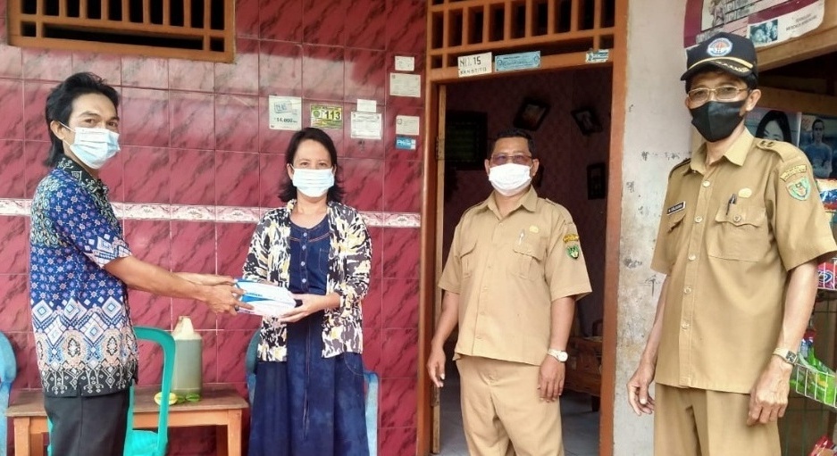 Pemdes Merambung Bagikan Masker ke Warga, Cegah Penyebaran Covid-19