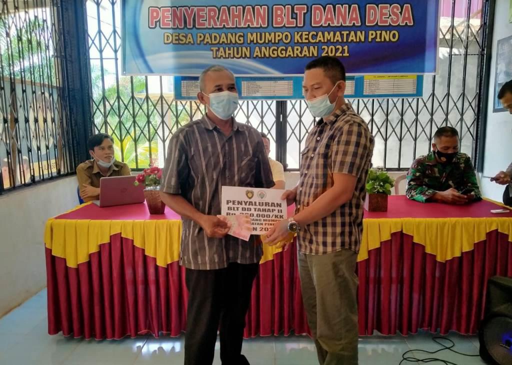 Pemdes Padang Mumpo Salurkan BLT DD Tahap Kedua