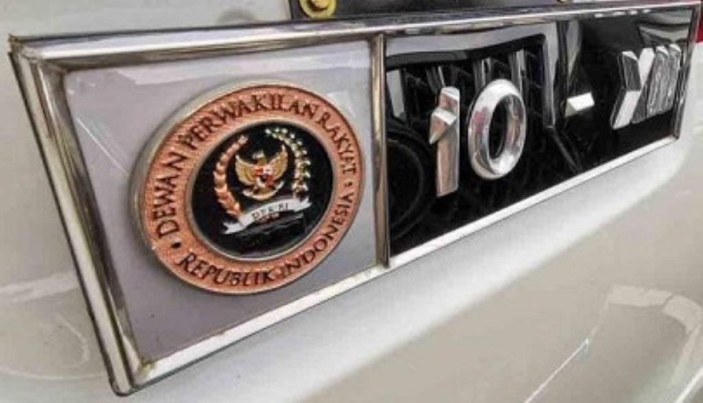 Berwarna Khusus, Kenali Pelat Nomor Kendaraan Khusus Anggota DPR