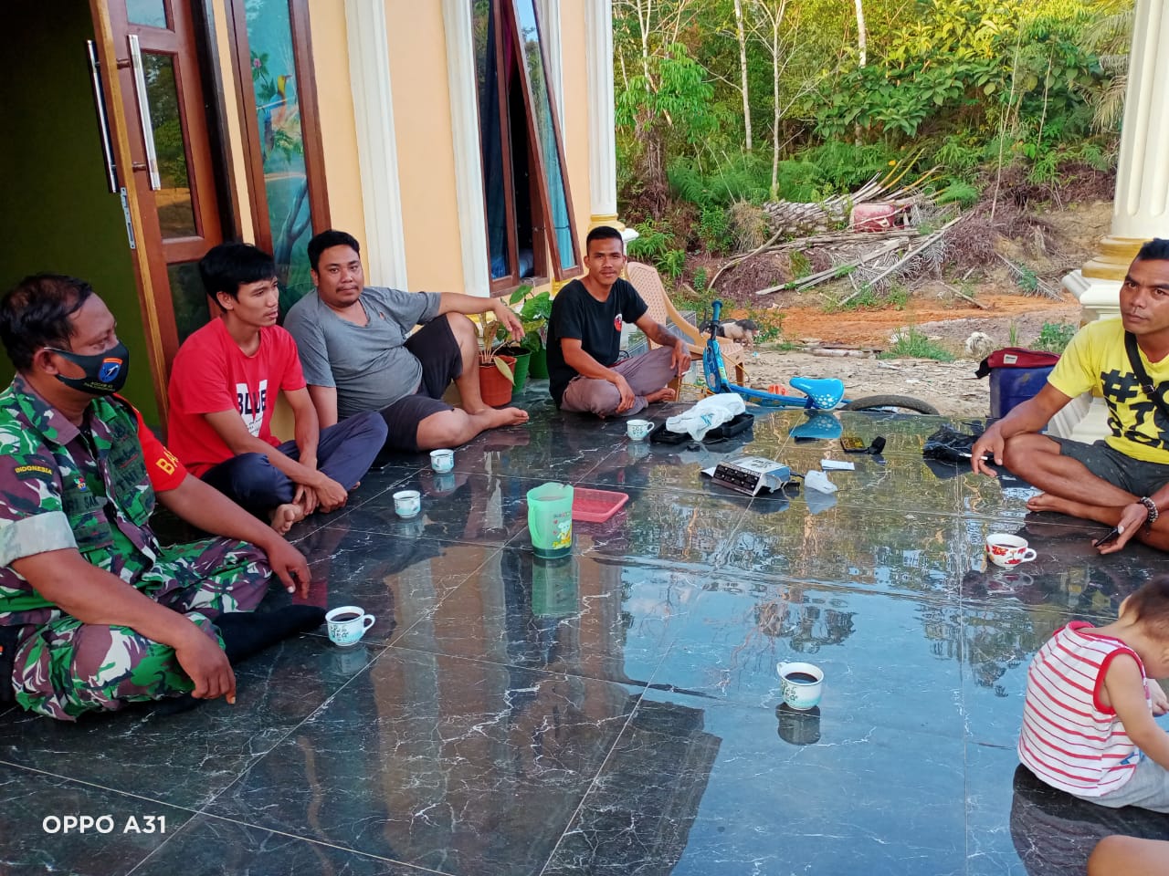 Dalam Upaya Menjaga Kesehatan Babinsa Anjangsana Ke Desa Pakmayam