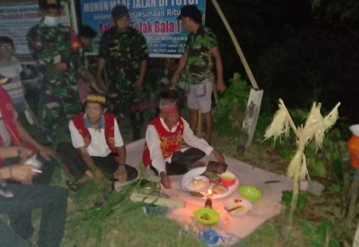 Pastikan Aman dan Lancar, Danramil Toho Pantau Adat Balala' Untuk Pastikan Kegiatan Berjalan Aman dan Lancar
