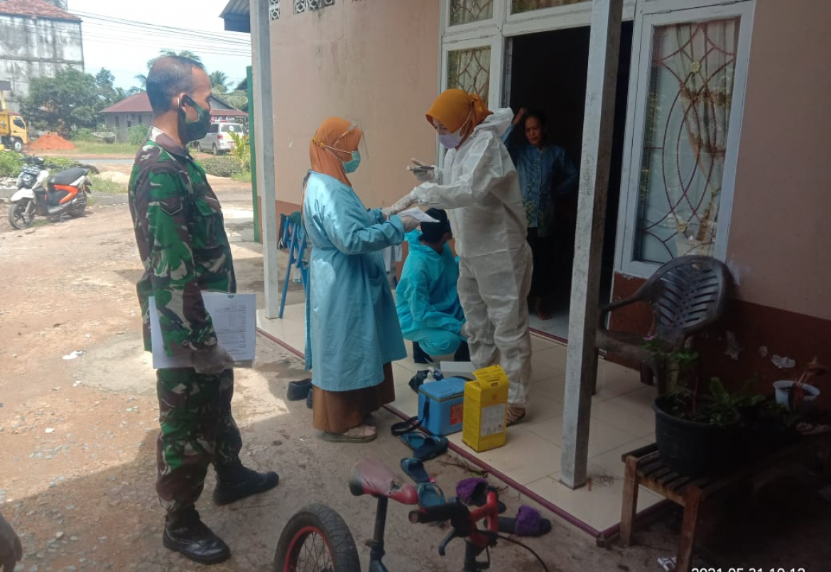 Babinsa Parit Banjar Dampingi Tim Tracer Cek Warga untuk Cegah Covid-19