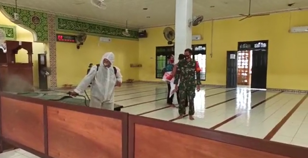 Babinsa Koramil Mandor Lakukan Penyemprotan Disinfektan di Masjid Baitul Jama'iyah