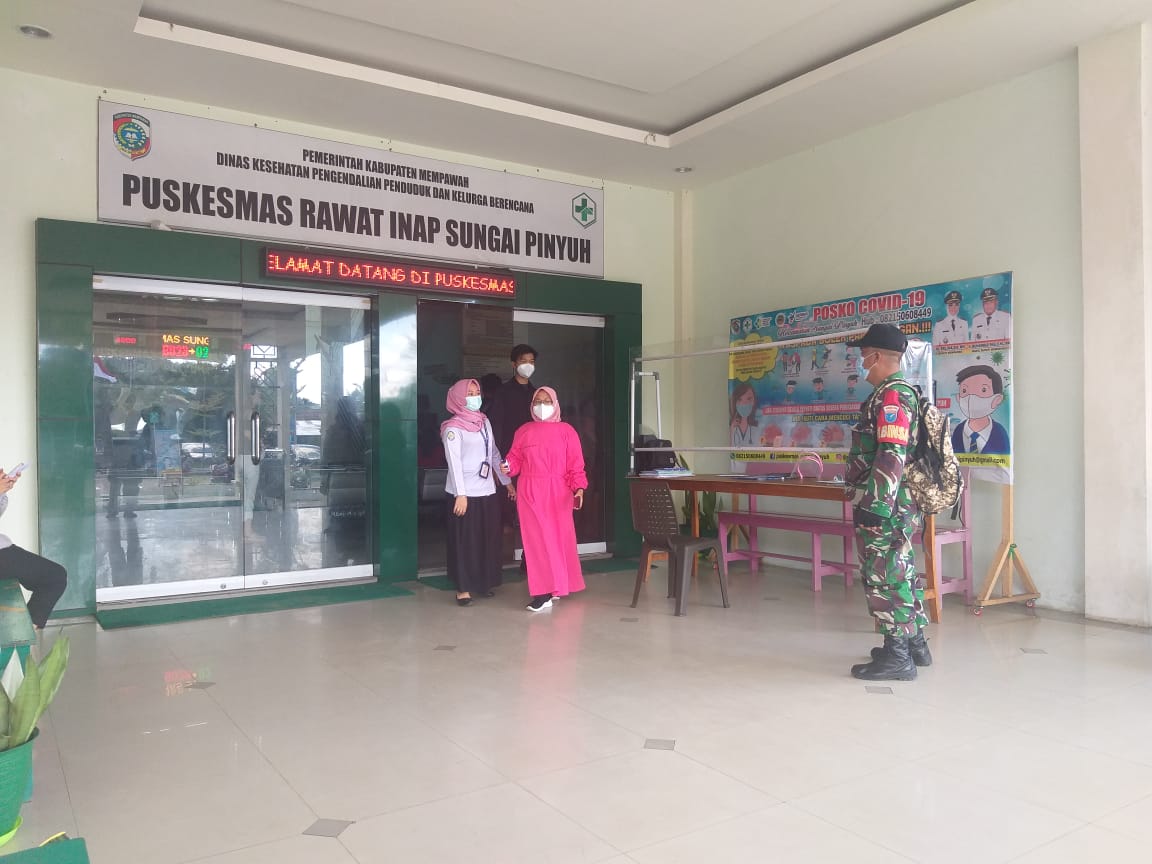 Kawal Tracing, Babinsa Sungai Pinyuh Imbau Warga Isolasi Mandiri