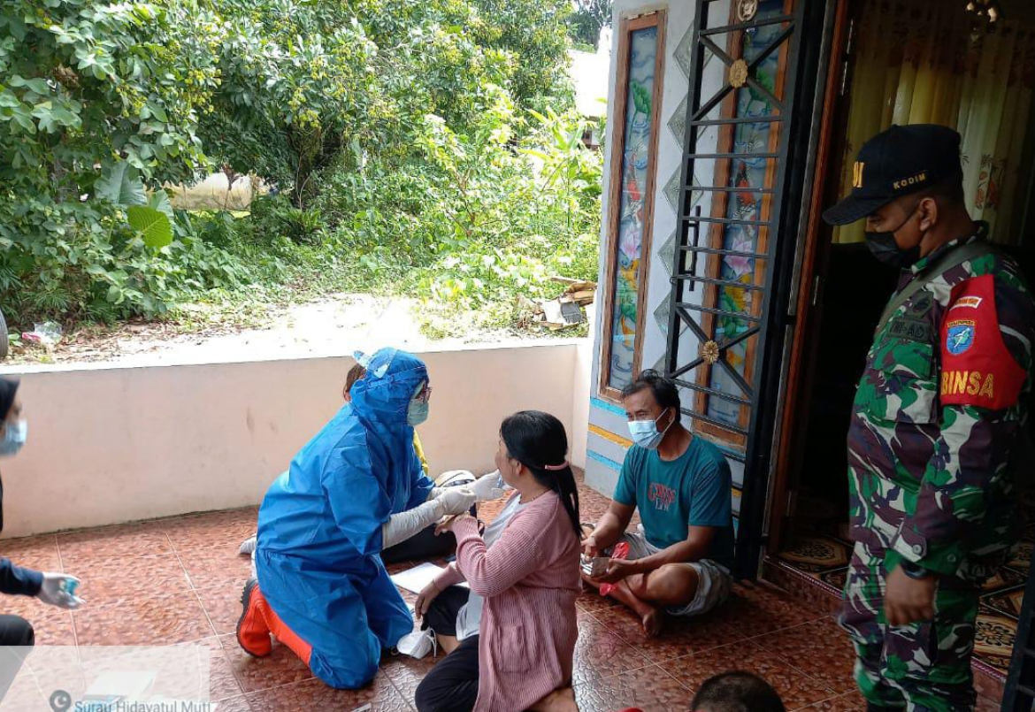 Tracing Dilakukan di Desa Sambora oleh Babinsa Toho dan Tim PPKM