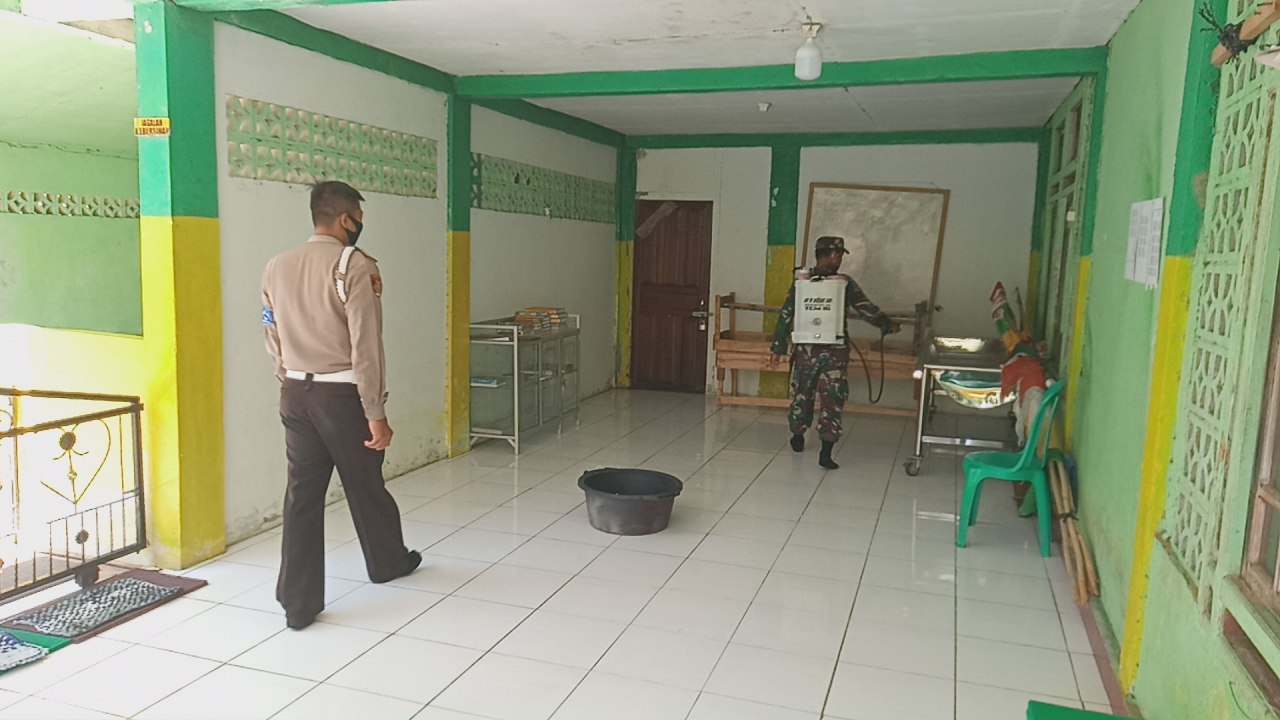 Babinsa Toho Lakukan Penyemprotan Disinfektan ke Pemukiman Warga