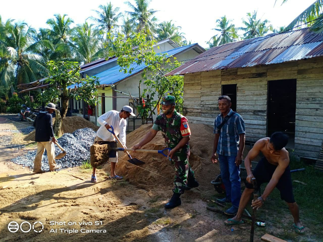 Babinsa Tanggap Apa Yang Sedang Dikerjakan Warganya
