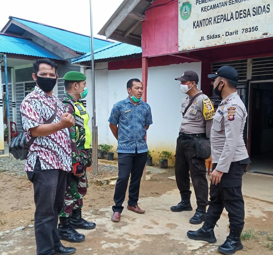 Babinsa Koramil Sengah Temila Berkomunikasi Bahas Efek Pandemi Covid 19 di Desa 