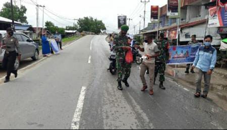 Tingkatkan Disiplin Prokes, Babinsa dan Bhabinkamtibmas Bagikan Masker Gratis