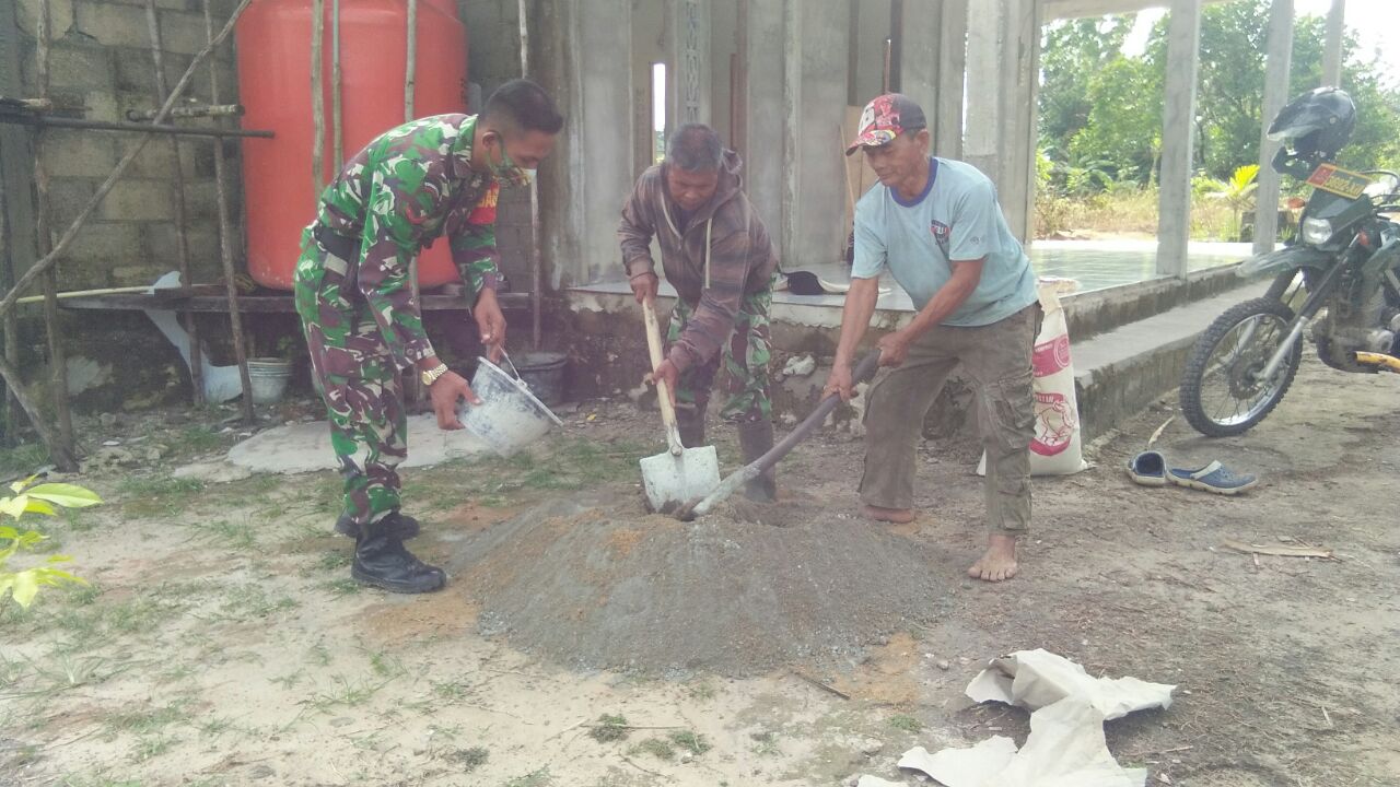 Manunggal dengan Rakyat, Koramil Sungai Pinyuh Bantu Warga Bangun Surau