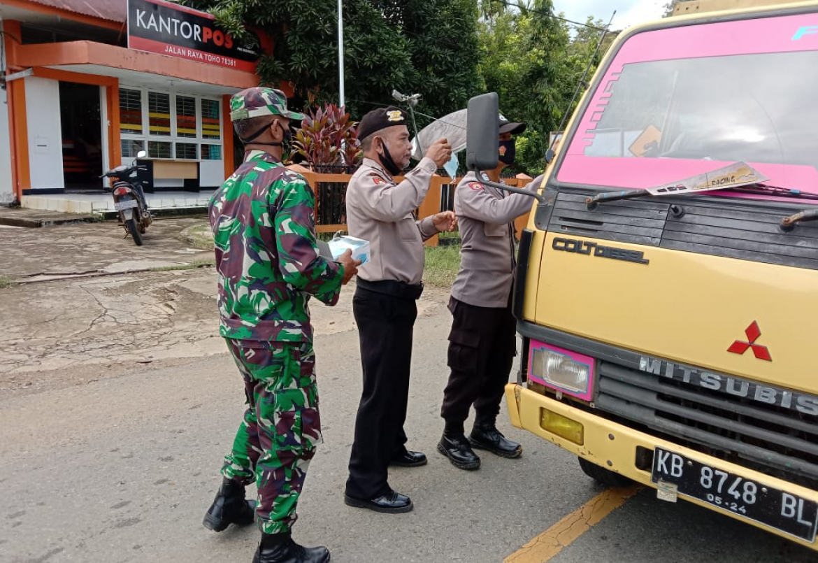 Babinsa Koramil Toho Bagikan Masker Gratis Kepada Masyarakat untuk Cegah Covid-19