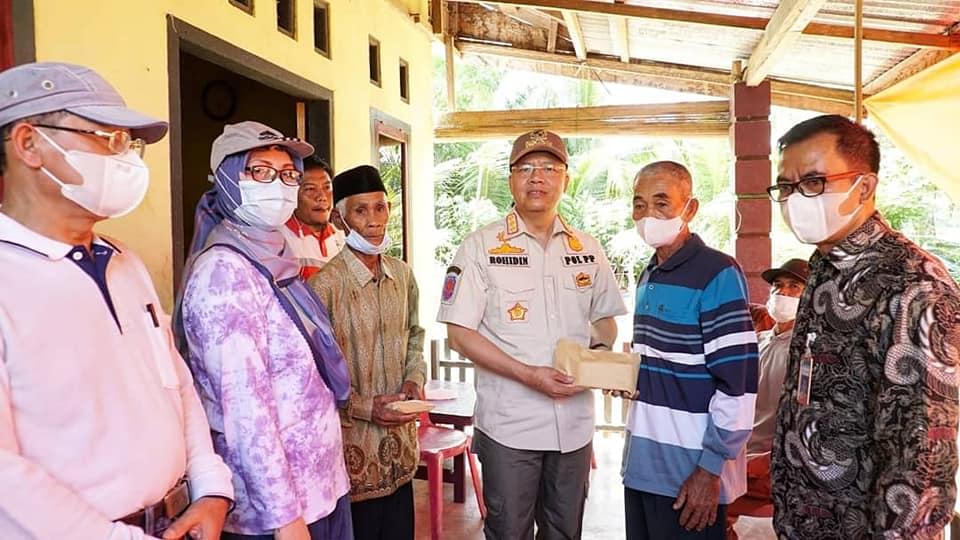 Empat Keluarga di Bengkulu Selatan Terima Bantuan Bedah Rumah dari Gubenur