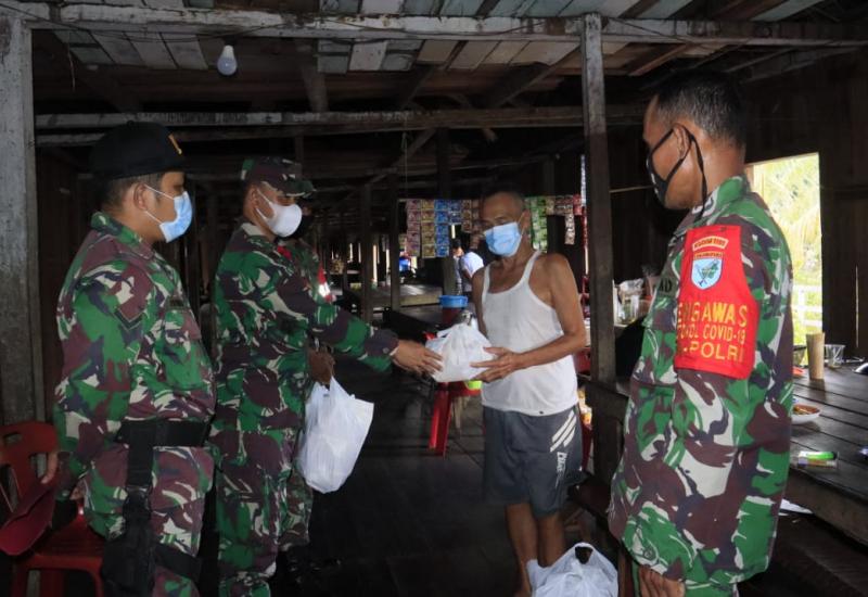 Danramil Sengah Temila Berkunjung ke Rumah Panjang di Desa Saham